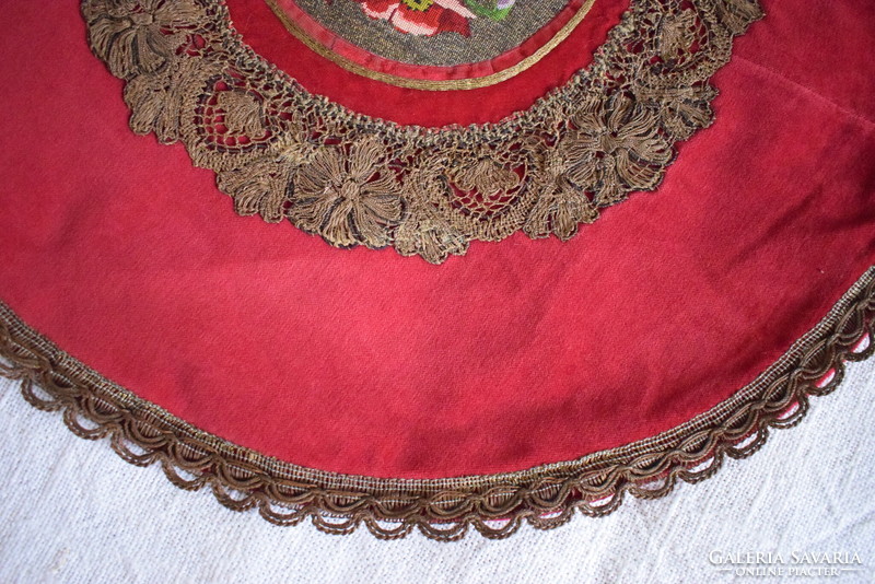 Antik biedermeier stílus apró öltéses gobelin terítő fémszálas csipkével díszítve bársony 58 cm
