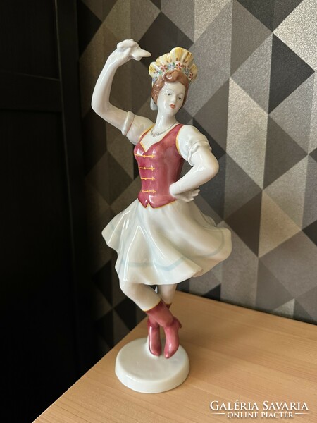 Ravenclaw porcelain figure, queen of the tavern