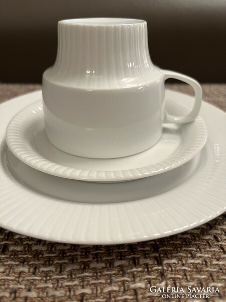 Vitrinállapotú, hófehér Rosenthal kávés/ teás szett aljjal és desszertes/ reggeliző tányérral.
