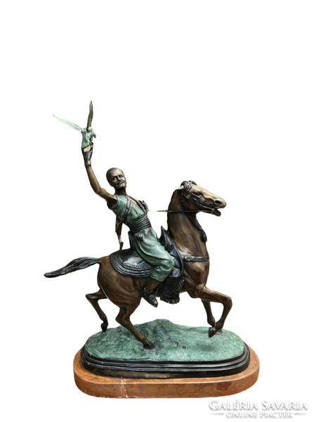 Pierre- Jules Mène (1810 - 1879) nyomán - Arab lovas solymász bronz szobor talapzaton
