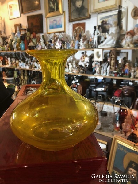 Art deco  üveg váza, vastagfalú, 18 cm-es magasságú hibátlan.