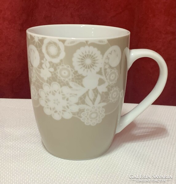 Mug with flower pattern