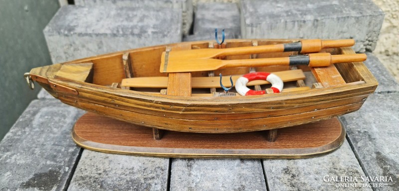 Kézzel készült fa csónak