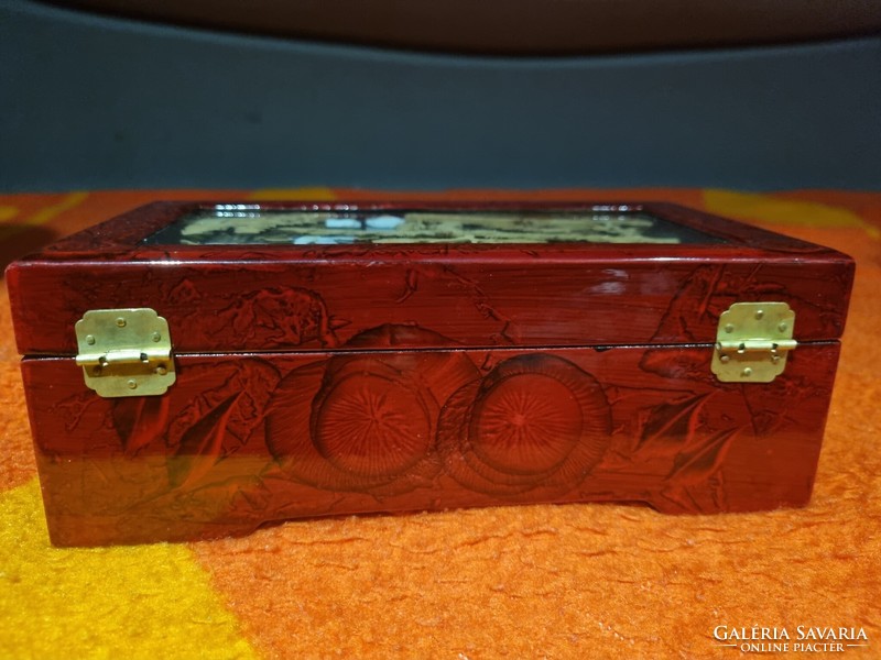 Zenélő lakk doboz-a teteján parafa miniatúra betéttel ékszertartó