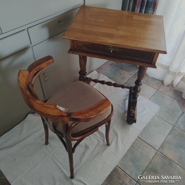 Antique desk with an open top and a thonet-style chair