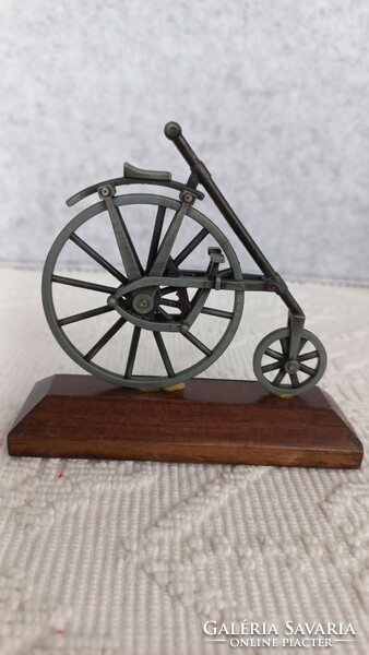 Kerékpármodell fémből, American Star az 1881-es kiadás alapján, 3,5 X 10,5 cm-es fa alapzaton