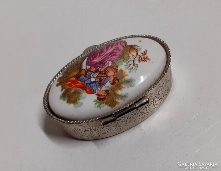 Régi ezüst színű cizellált kis szelence dobozka tetején porcelán jelenetes betéttel