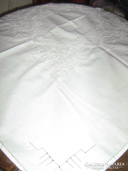 Beautiful snow-white azure rose tablecloth