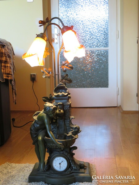 90 Cm high floor lamp with clock and fountain