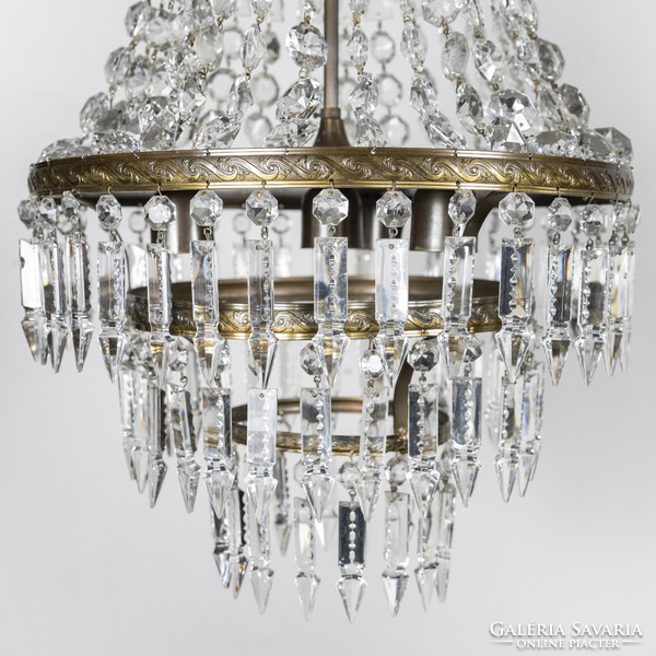 Ampoule-shaped crystal chandelier