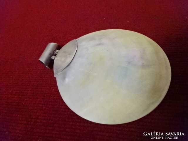 Ezüst foglalatú (925) kagylóból készült medál, mérete  6-6,5 cm. Jókai.