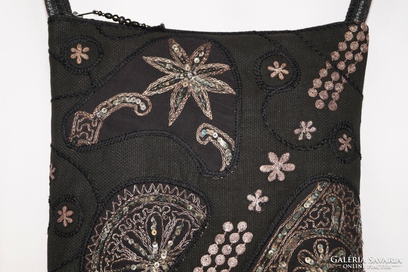 Fekete, ezüst virágos indiai száriból készült, kézzel hímzett, hosszúkás, cipzáros női válltáska