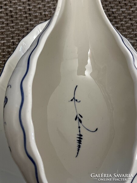 Eye-catching villeroy&boch luxembourg sauce boat in display case!