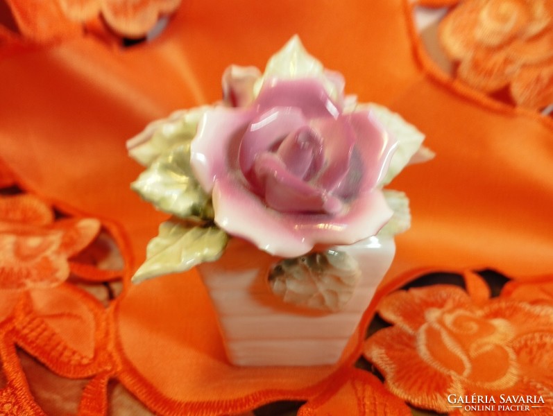 Angol porcelán kosár kézzel formázott rózsákkal