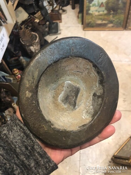 Hat-shaped bronze ashtray, size 17 x 10 cm.