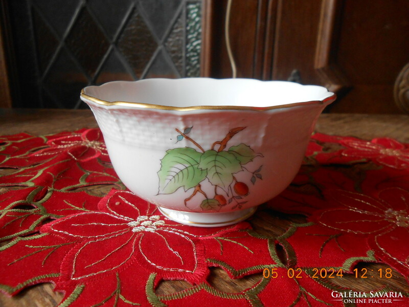 Bowl with herend rosehip pattern