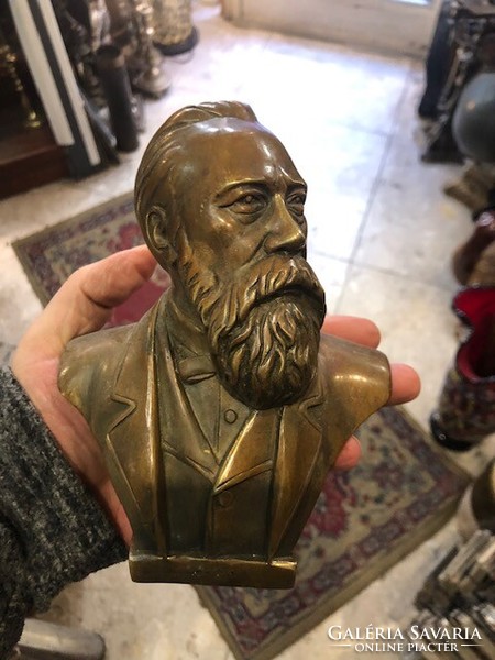 Friedrich Engels bronz szobra, 16 cm-es magasságú.