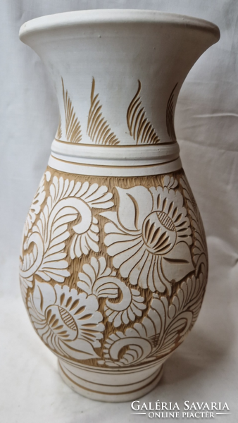 Beautiful large white Korund ceramic vase with flower decoration in perfect condition, 35 cm.