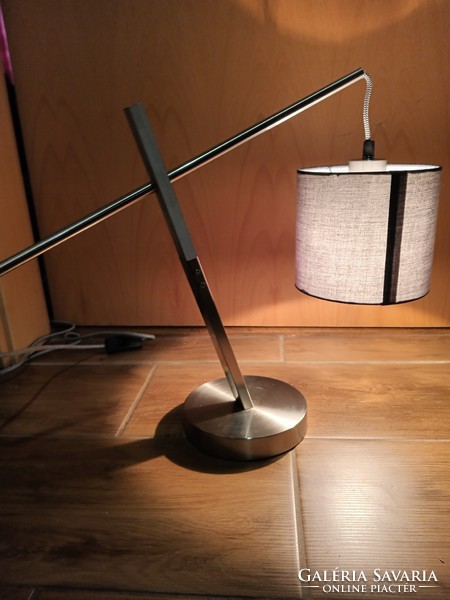 Modern design asztali lámpa dobozában. Alkudható.