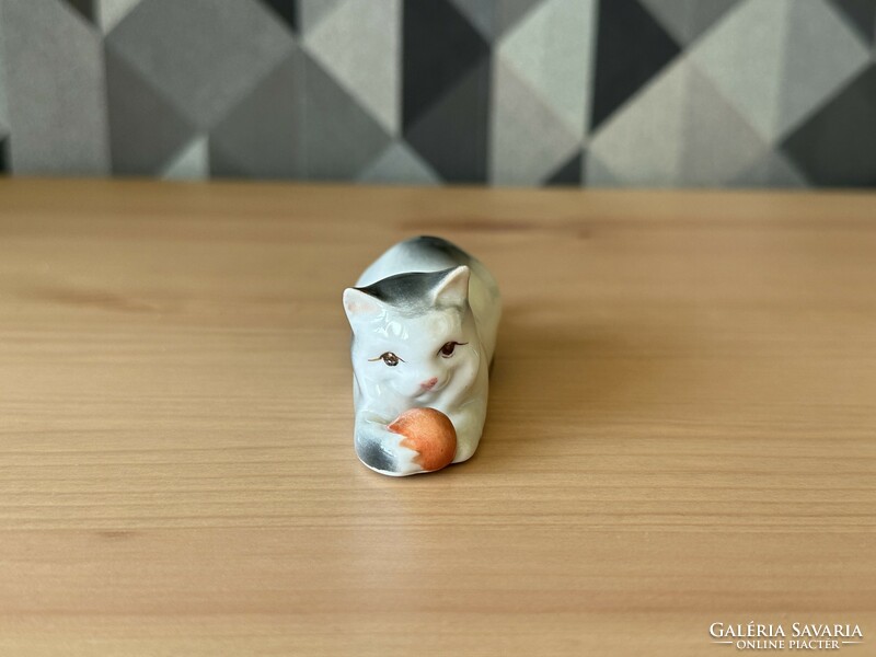 Zsolnay porcelán labdázó cica figura
