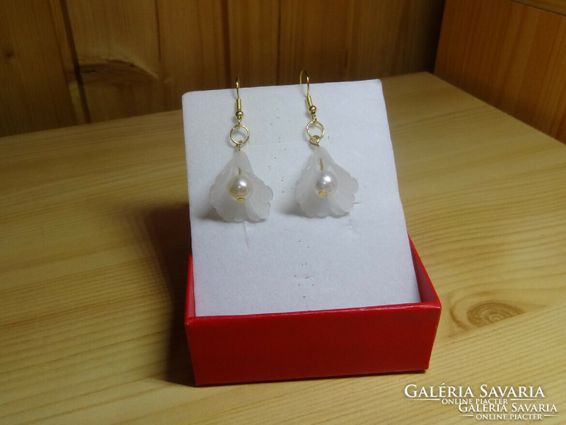 Particularly beautiful earrings in the shape of a bell flower.