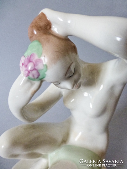 Aquincumi akt,virágot hajába tűző lány