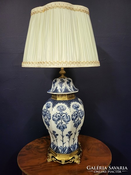 Delfti kék asztali lámpa -váza florális festéssel
