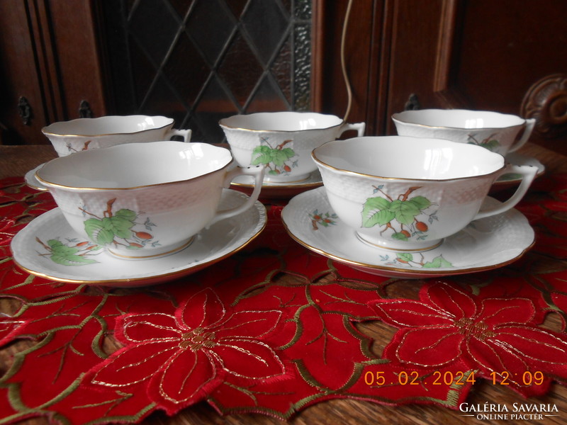Tea cup with rosehip pattern from Herend