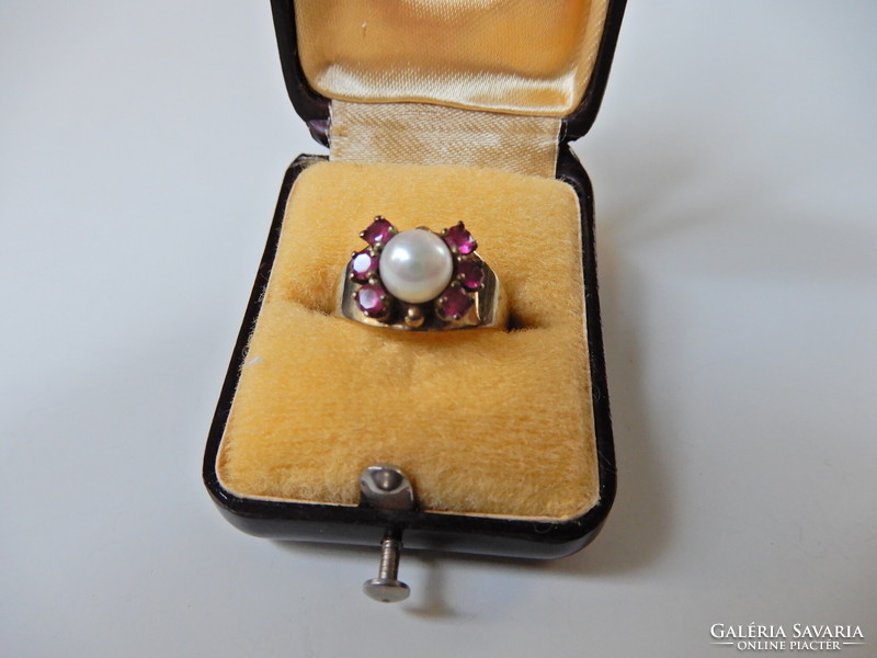 Old 8 carat gold ring with real pearl and ruby stones