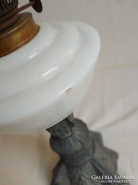 Antik régi asztali petróleum lámpa öntöttvas talp tejüveg tartály jelzett cilinder porcelán búra 48c