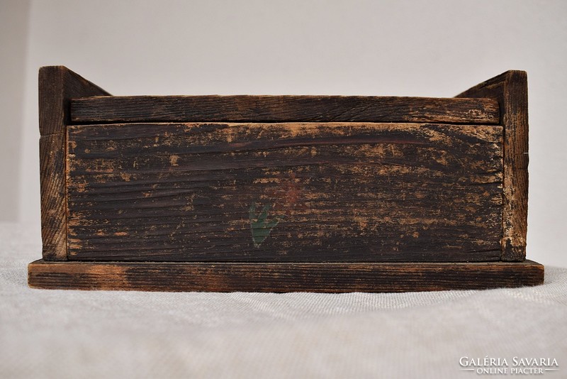 Régi-régi festett fa doboz