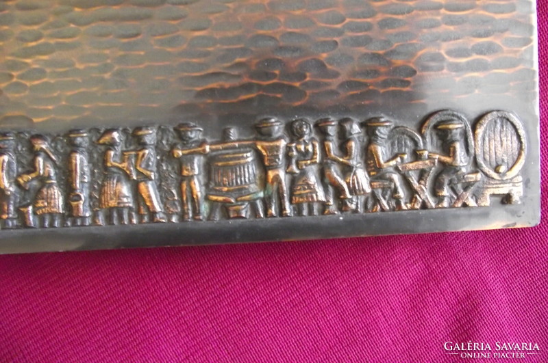 Bronze gift box with a vintage motif.