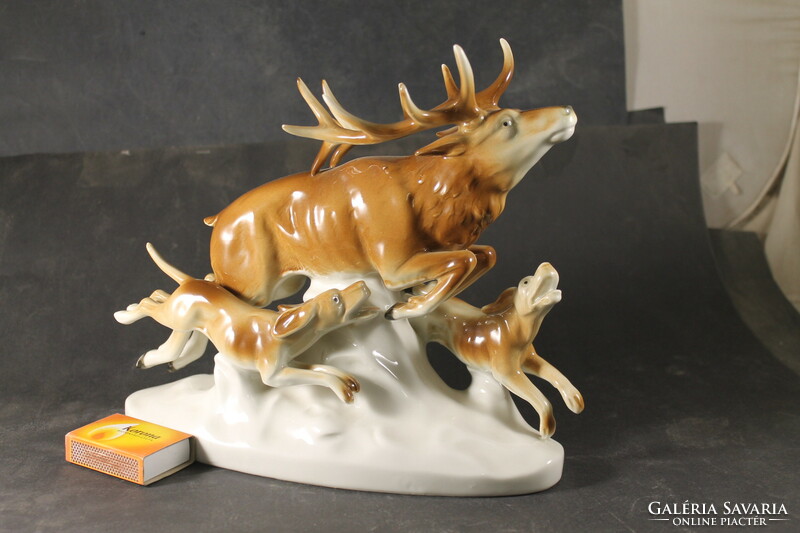 German porcelain stag with hunting dogs 702