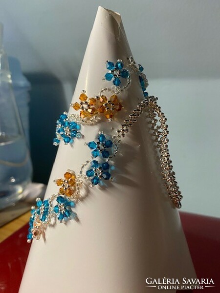 Elegant jewelry set made of colored polished crystal beads