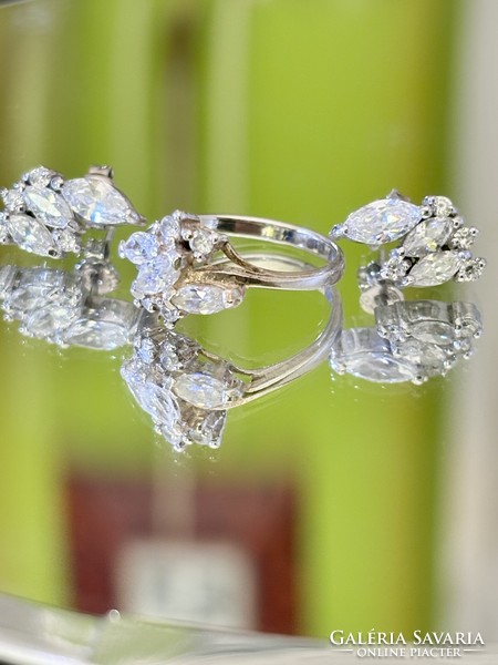 Káprázatos ezüst gyűrű és fülbevaló szett Cirkónia kövekkel ékesítve