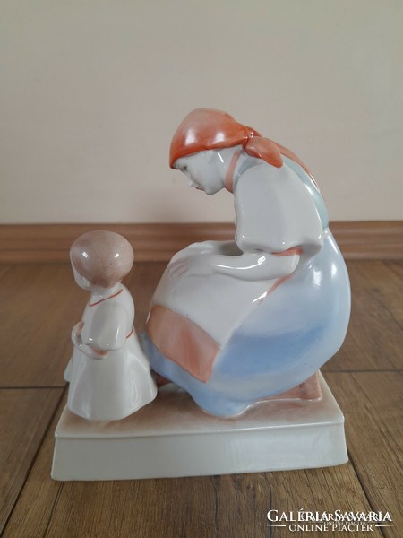Ritka Zsolnay anya porcelán figura