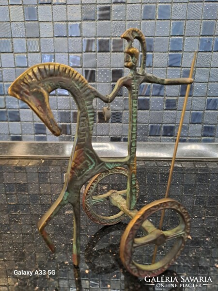 Mid century vintage réz etruszk lovas szobor patinás lakberendezési dísztárgy ló szekér harcos 18 cm