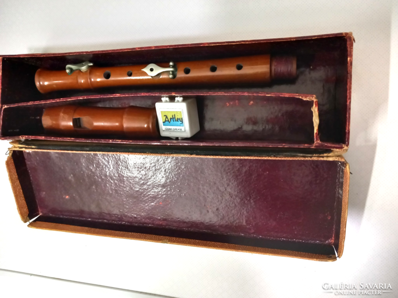 Retro flute sold in its box