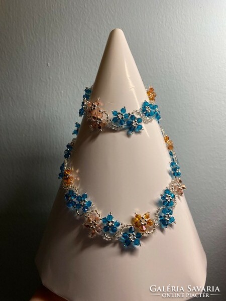 Elegant jewelry set made of colored polished crystal beads