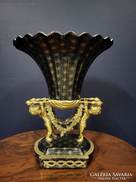 Puttós bronze and porcelain centerpiece, offering, table decoration, fruit bowl