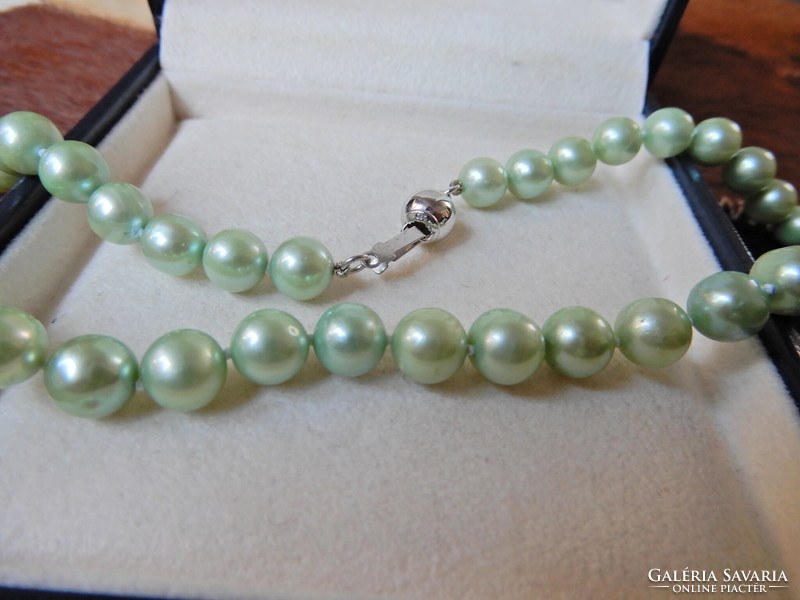 Freshwater cultured pearl string with silver clasp