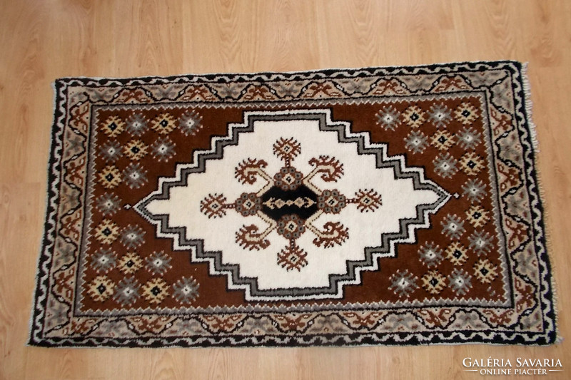 Hand-knotted Tunisian carpet. 133 X 75 cm