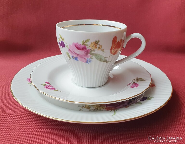 Porcelán reggeliző szett kávés csésze csészealj kistányér virág mintával tányér arany széllel