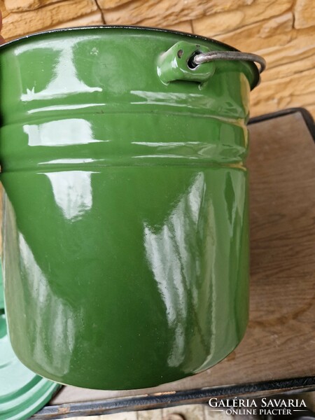 Zöld színű zománcos fedős vödör