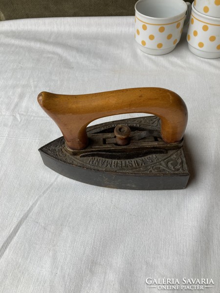 Antique cast iron iron with removable handle.
