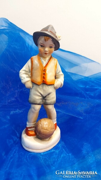 Német Sitzendorf fajansz figura,fiú labdával.