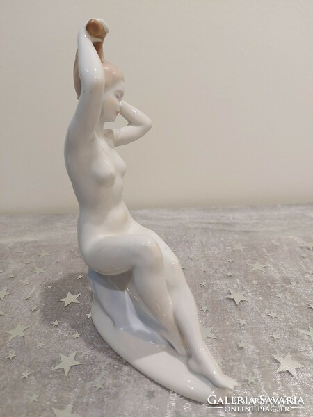 Aquincumi porcelán,fésülködő nő.
