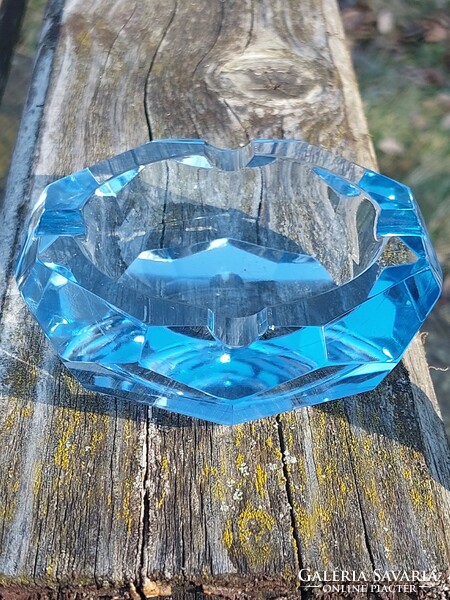 Kék színű csiszolt üveg hamutál.