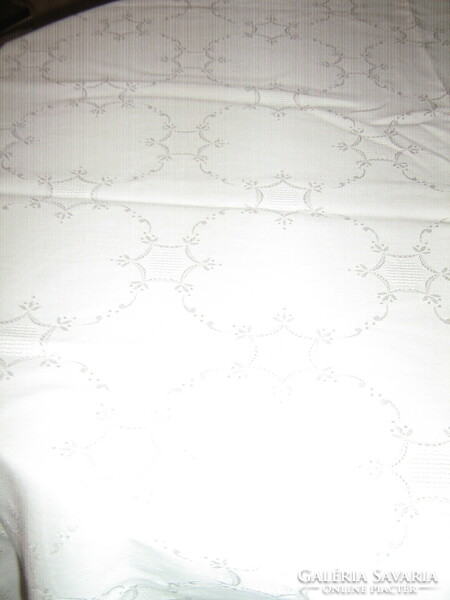 Gyönyörű halvány krémszínű elegáns toledós damaszt terítő
