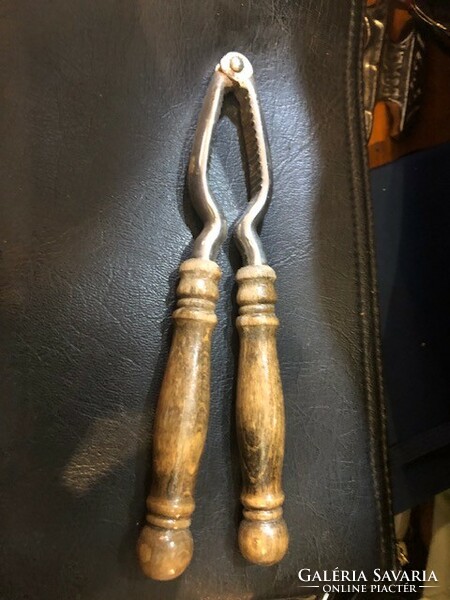 Old nutcracker nutcracker with wooden handle, size 20 cm.